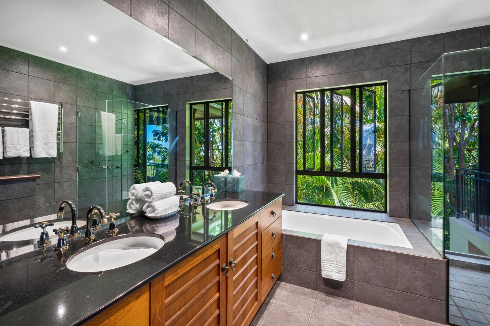 Barong Luxury Home Overlooking Cairns Unrivalled Privacy And Location Search Barongcairns Exterior photo